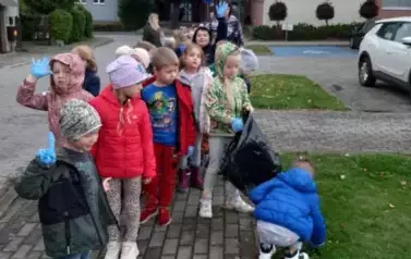 Przedszkolaki podczas akcji &bdquo;Sprzątanie Świata&rdquo; 5