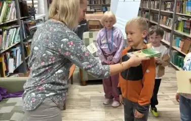 Pasowanie uczni&oacute;w klas pierwszych na czytelnik&oacute;w biblioteki szkolnej 1