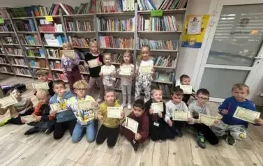 Pasowanie uczni&oacute;w klas pierwszych na czytelnik&oacute;w biblioteki szkolnej 2