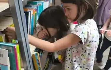 Pasowanie uczni&oacute;w klas pierwszych na czytelnik&oacute;w biblioteki szkolnej 3