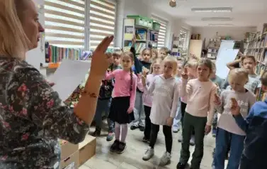 Pasowanie uczni&oacute;w klas pierwszych na czytelnik&oacute;w biblioteki szkolnej 6