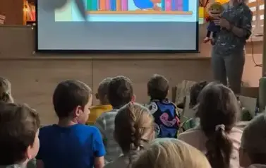 Pasowanie uczni&oacute;w klas pierwszych na czytelnik&oacute;w biblioteki szkolnej 7