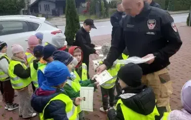 Najmłodsi uczniowie z wizytą w remizie OSP w Charzykowach 7
