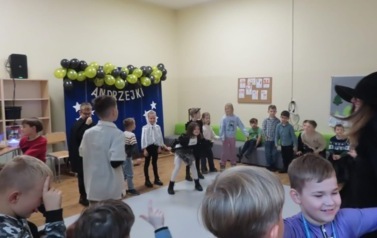 dyskoteka andrzejkowa dla uczni&oacute;w klas pierwszych 3