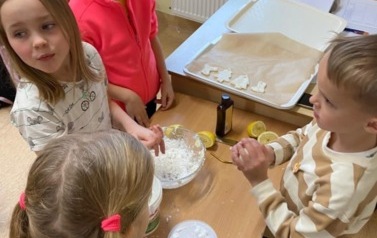 W świetlicy przygotowywaliśmy ozdoby na choinkę&nbsp; 5