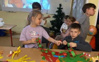 W świetlicy przygotowywaliśmy ozdoby na choinkę&nbsp; 7
