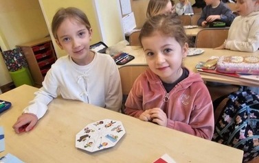 Na lekcji języka angielskiego klasa 1c stworzyła spinery do konwersacji.&nbsp; 2