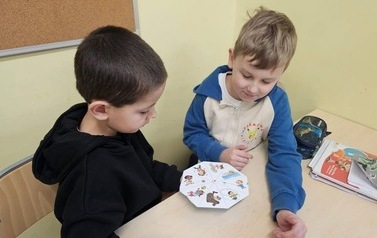 Na lekcji języka angielskiego klasa 1c stworzyła spinery do konwersacji.&nbsp; 3