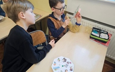Na lekcji języka angielskiego klasa 1c stworzyła spinery do konwersacji.&nbsp; 4