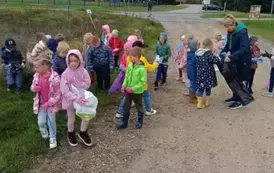 Przedszkolaki podczas akcji &bdquo;Sprzątanie Świata&rdquo; 4