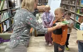 Pasowanie uczni&oacute;w klas pierwszych na czytelnik&oacute;w biblioteki szkolnej 1