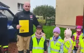 Najmłodsi uczniowie z wizytą w remizie OSP w Charzykowach 4