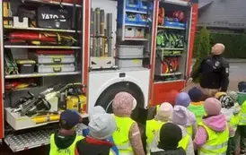 Najmłodsi uczniowie z wizytą w remizie OSP w Charzykowach 8