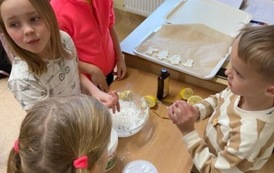W świetlicy przygotowywaliśmy ozdoby na choinkę&nbsp; 5