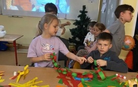 W świetlicy przygotowywaliśmy ozdoby na choinkę&nbsp; 7