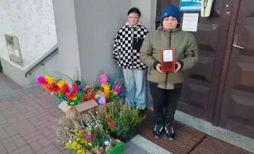 Uczniowie przed kościołem 