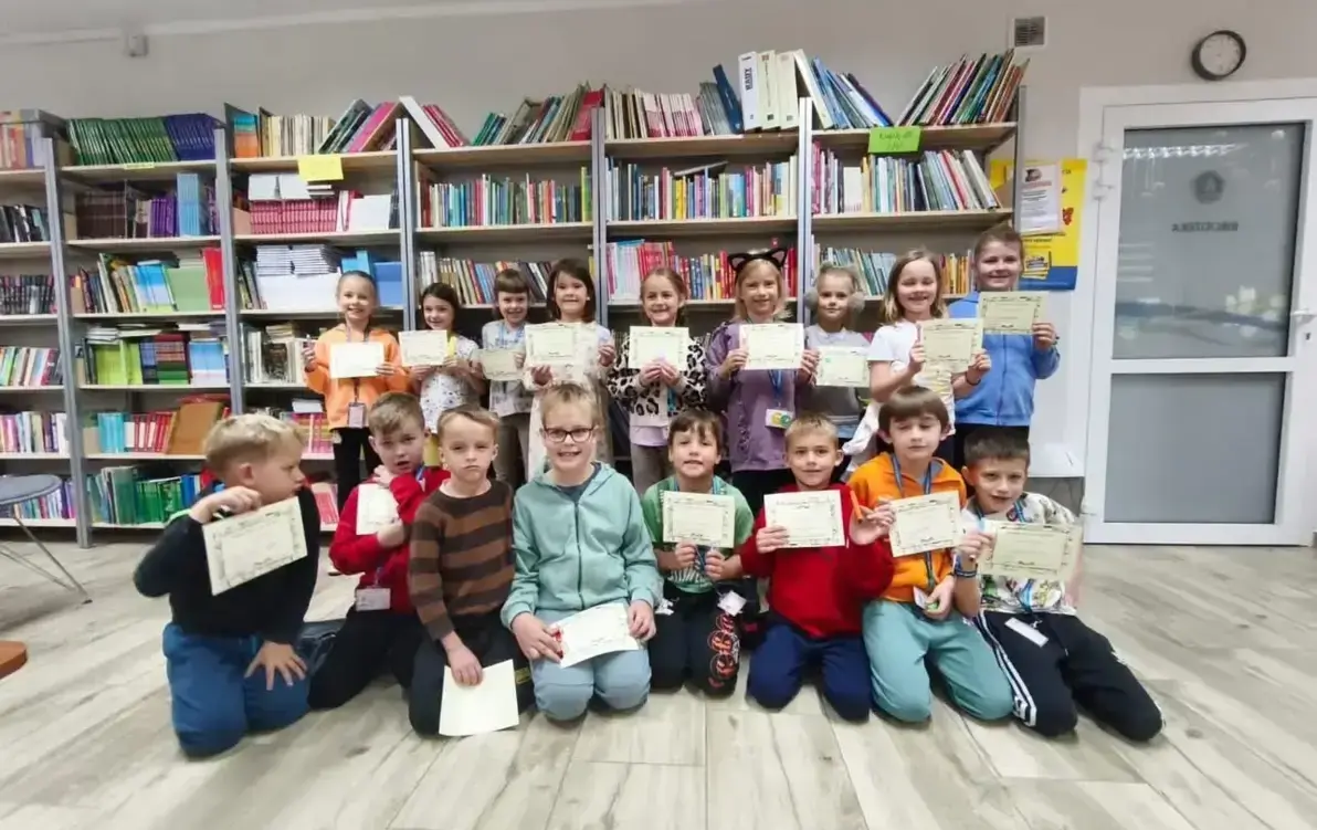 Zdjęcie do Pasowanie uczni&oacute;w klas pierwszych na czytelnik&oacute;w biblioteki szkolnej