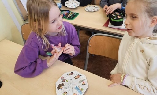 Na lekcji języka angielskiego klasa 1c stworzyła spinery do konwersacji. 