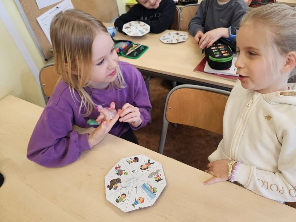 Zdjęcie do Na lekcji języka angielskiego klasa 1c stworzyła spinery do konwersacji.&nbsp;