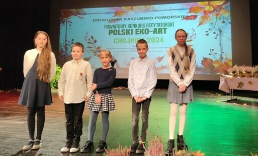 Zdjęcie dzieci stojących na scenie, które brały udział w konkursie
