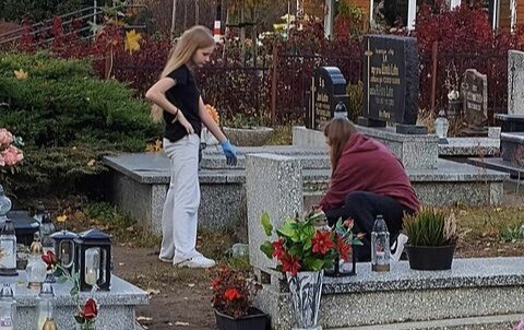 Zdjęcie do Wyjście na cmentarz